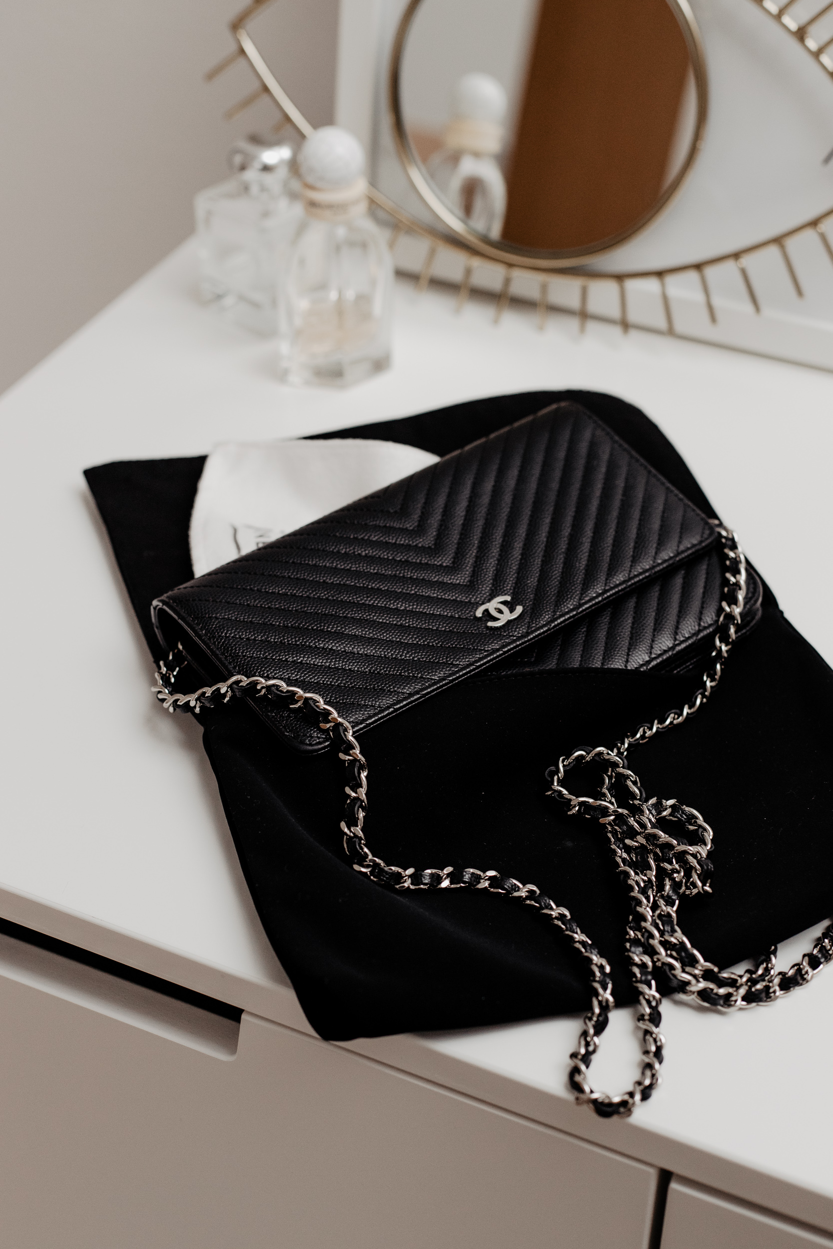 Handelt es sich um eine echte Chanel Tasche? Wenn ja, kennt einer das  Modell? (Fake, Original, Vintage)